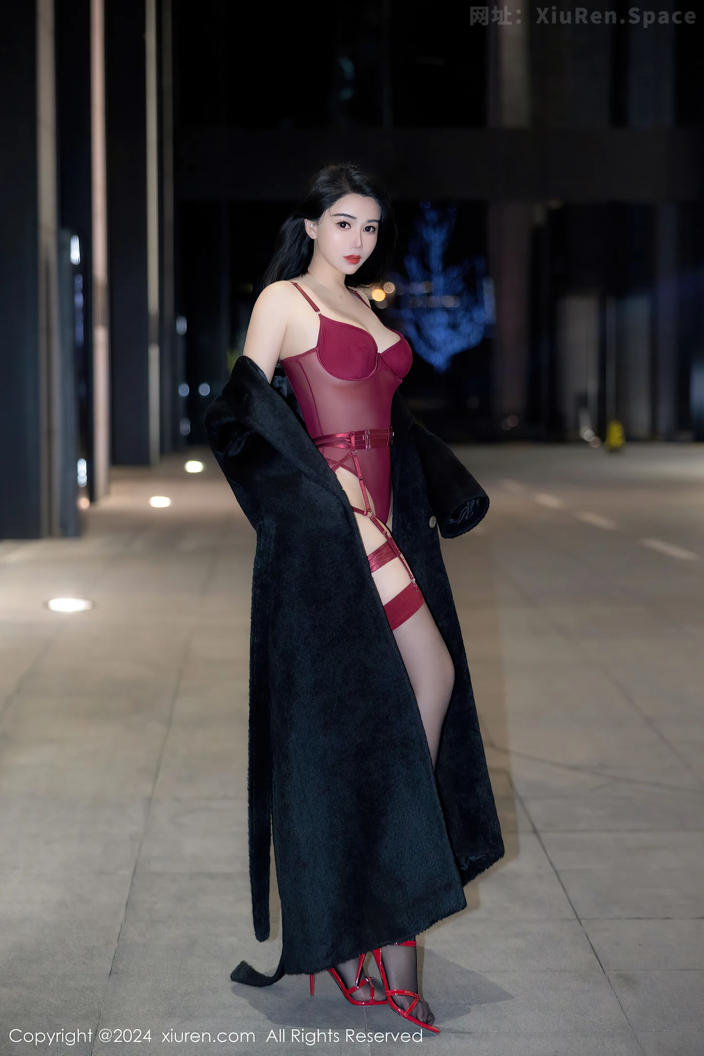 图片[4]-[XiuRen秀人网]VOL.8221 模特李若汐黑色外衣露性感红色情趣服饰配黑丝吊袜迷人诱惑写真85P-秀人网官方网站